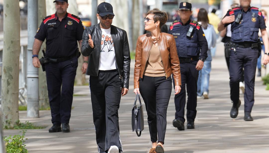 Dani Alves con su abogada Inés Guardiola. 