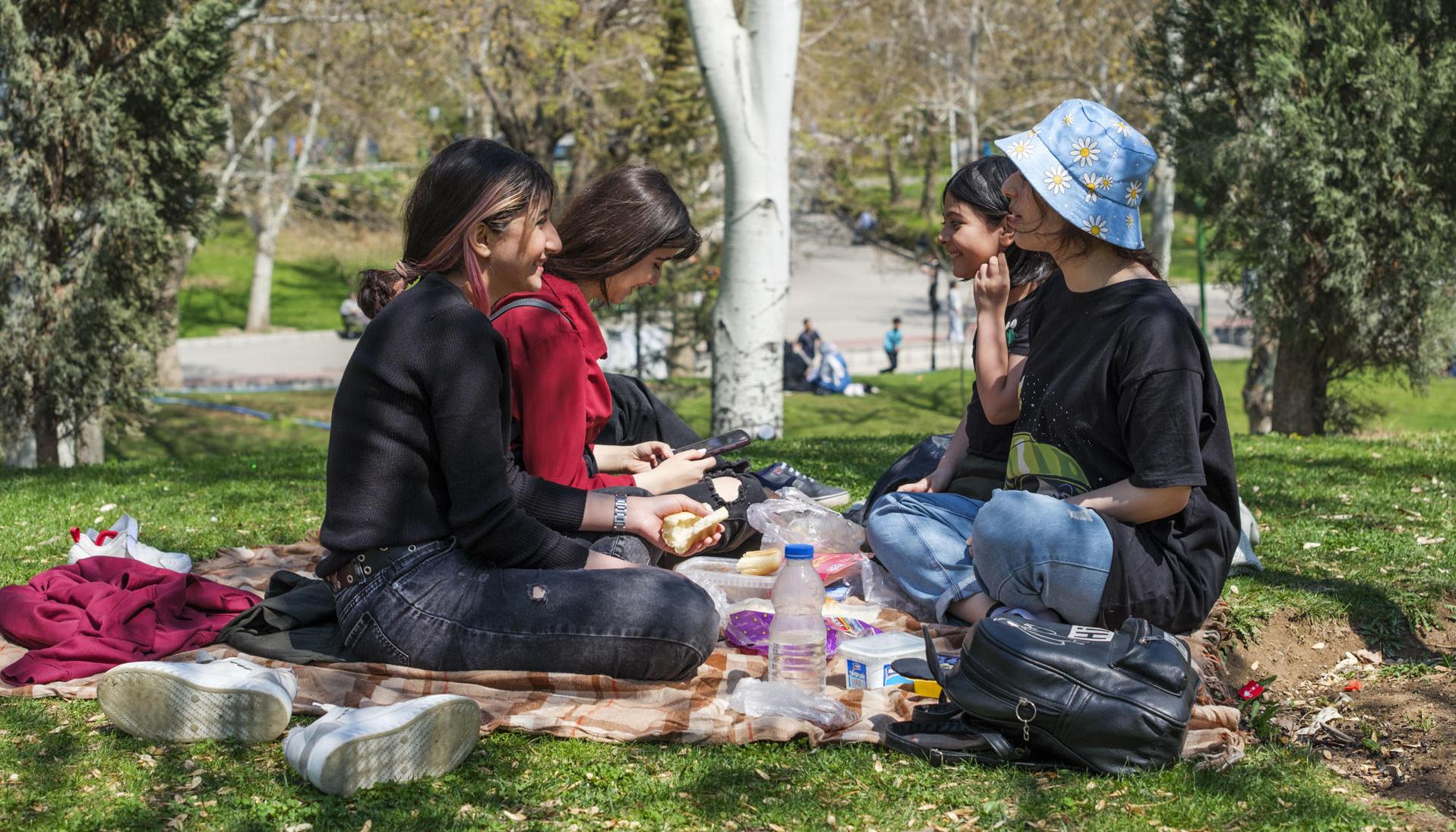 Jóvenes en la celebración del Día de la Naturaleza en parque Mellat de Teherán