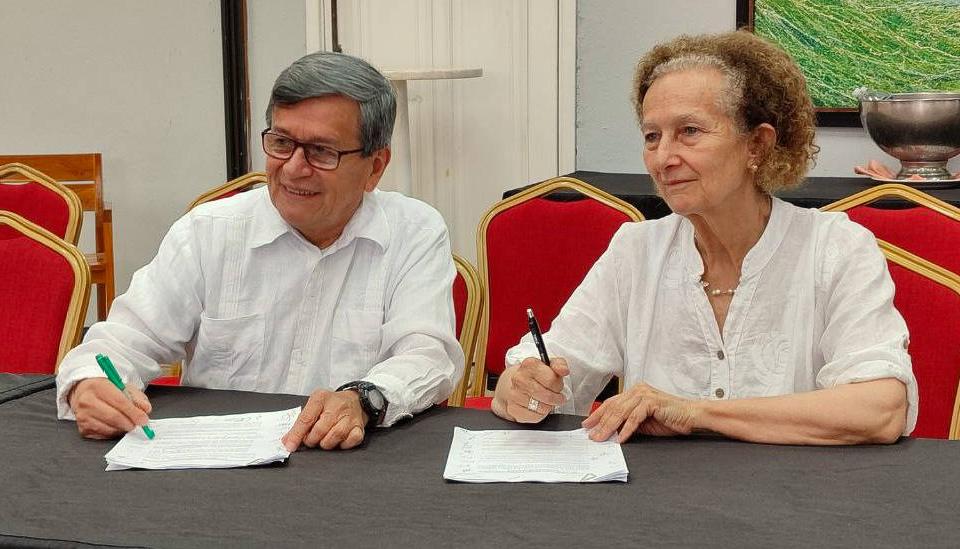 Vera Grabe, Jefa de la Delegación del Gobierno, y Pablo Beltrán, Jefe de la Delegación del ELN.