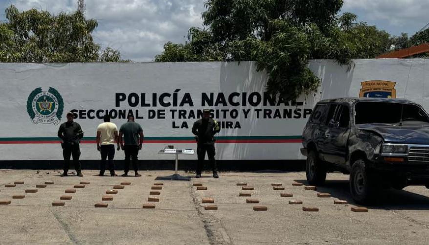 Les hallaron 70 paquetes rectangulares llenos de marihuana.