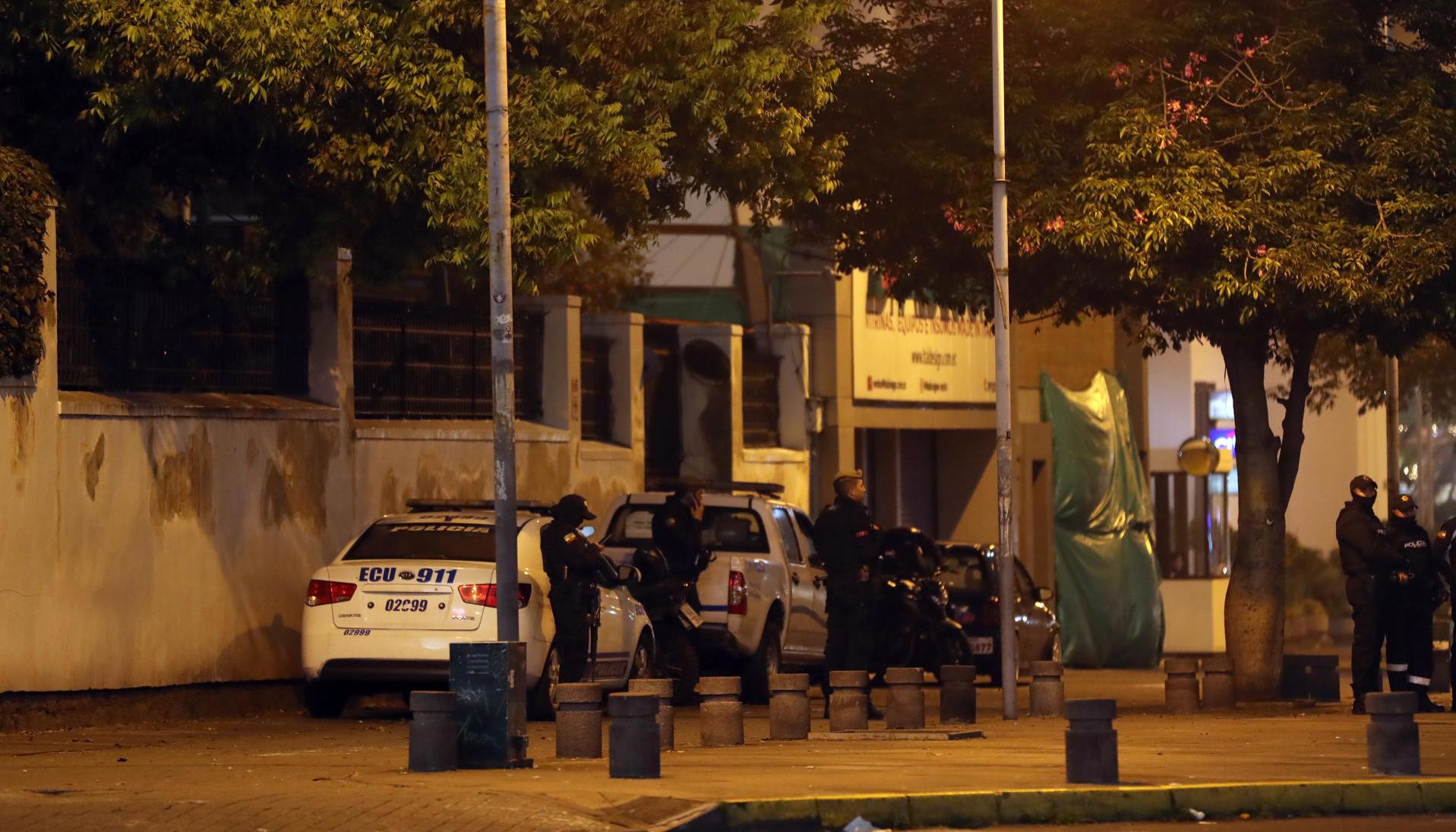 Agentes policiales y militares hacen presencia a las afueras de la Embajada de México el jueves en Quito