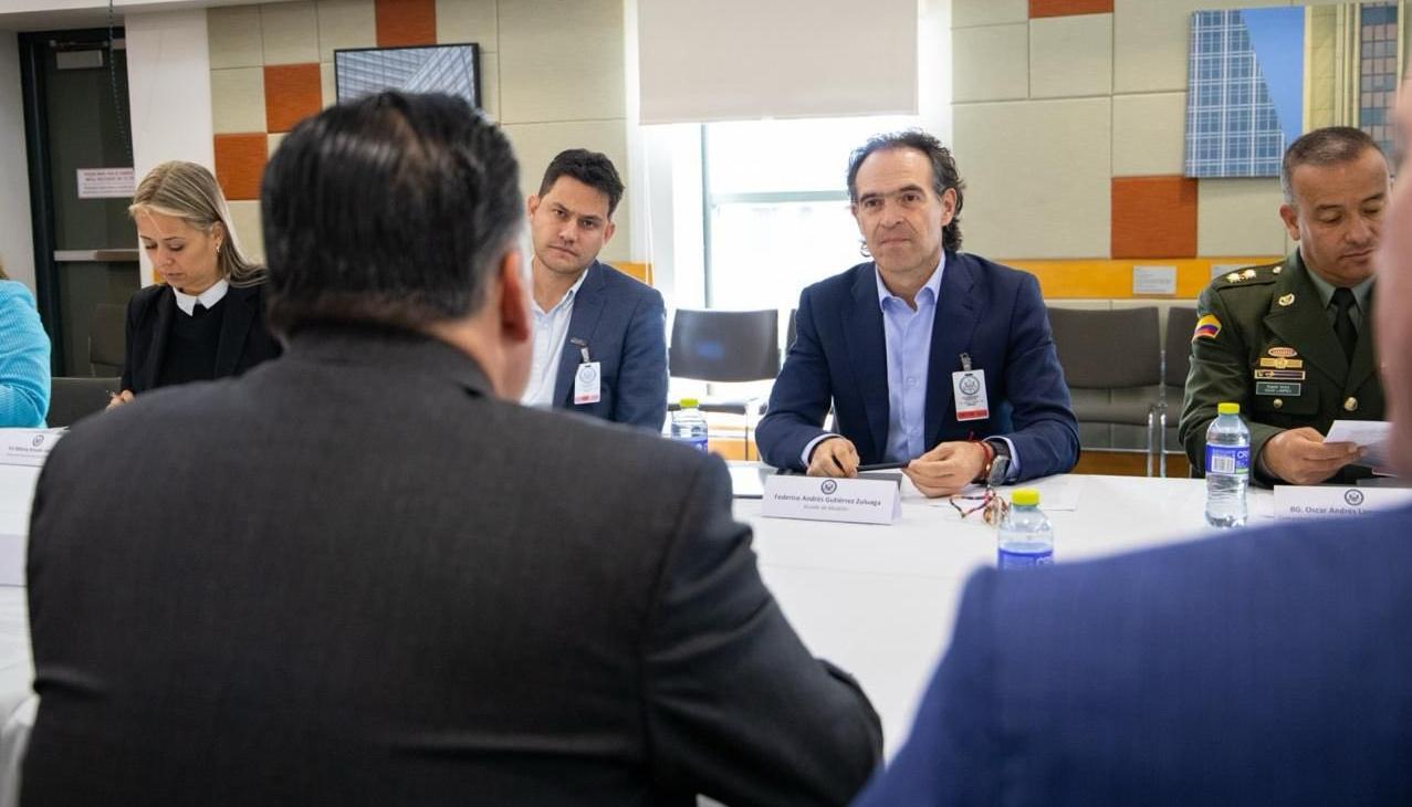 El alcalde Federico Gutiérrez con funcionarios de la Embajada de EE.UU. y de la Policía hablan sobre la captura de Stefan Andrés Correa