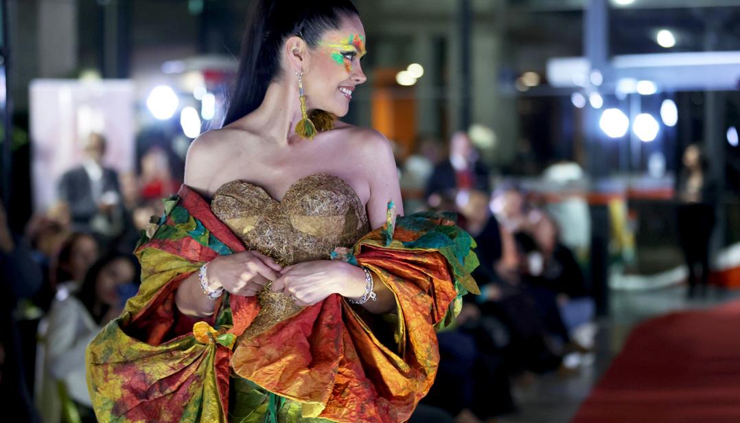 Modelo desfilando un vestido de la diseñadora Marion Macedo.