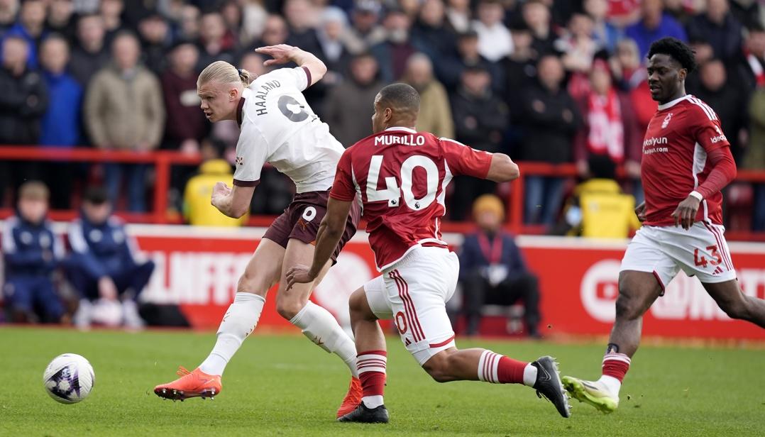El noruego Erling Haaland marca el segundo gol del Manchester City.