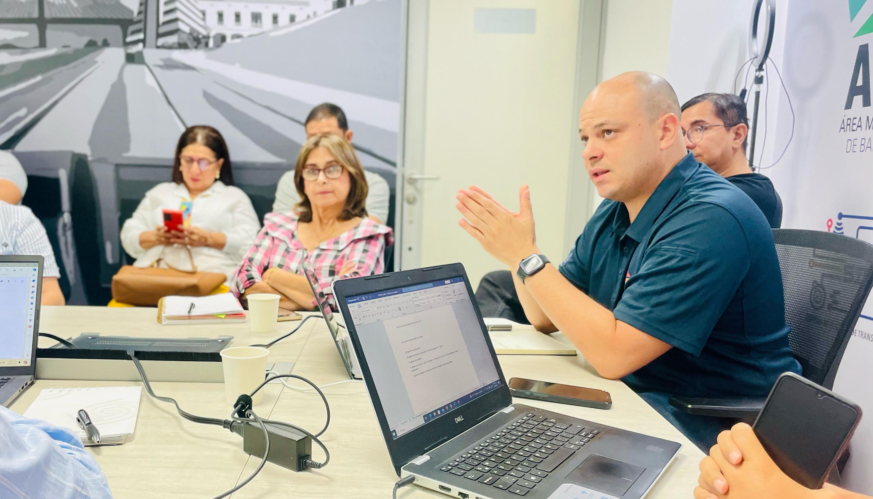 El director del AMB, Libardo García, y la secretaria de Tránsito y Seguridad Vial, Eucaris Navarro
