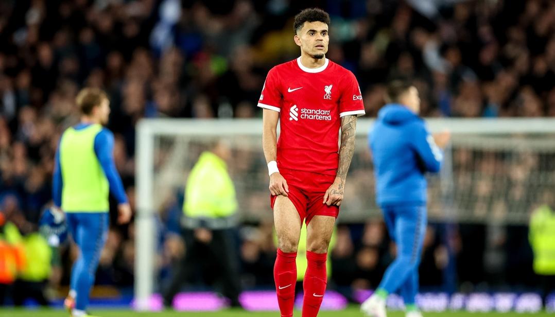 La decepción de Luis Díaz tras la derrota del Liverpool ante el Everton.