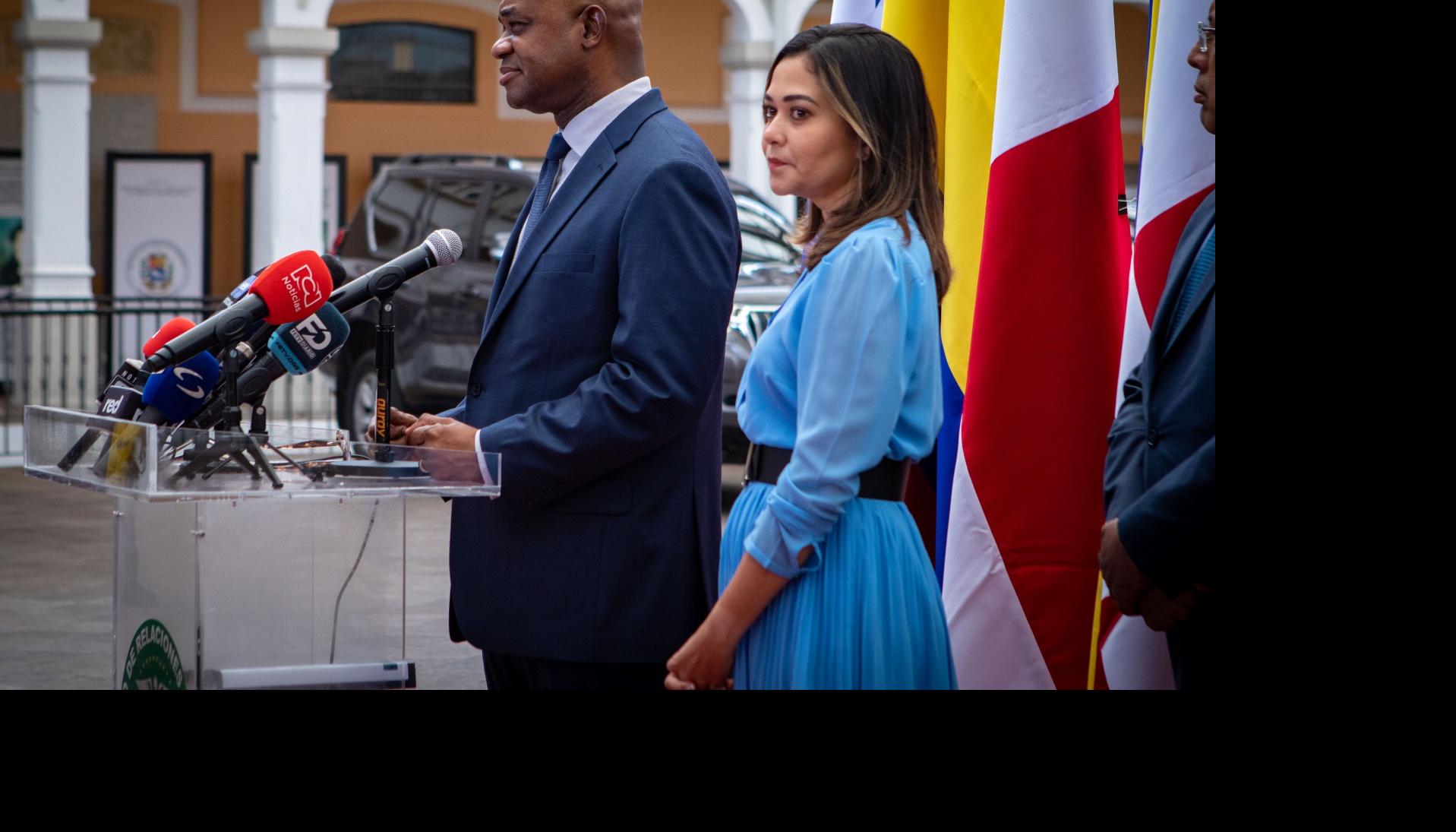 El Canciller (e) de Colombia, Luis Gilberto Murillo, y la de Panamá, Janaina Tewaney.