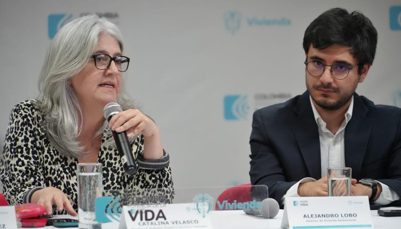 La ministra Catalina Velasco y el director de Vivienda de Asobancaria, Alejandro Lobo