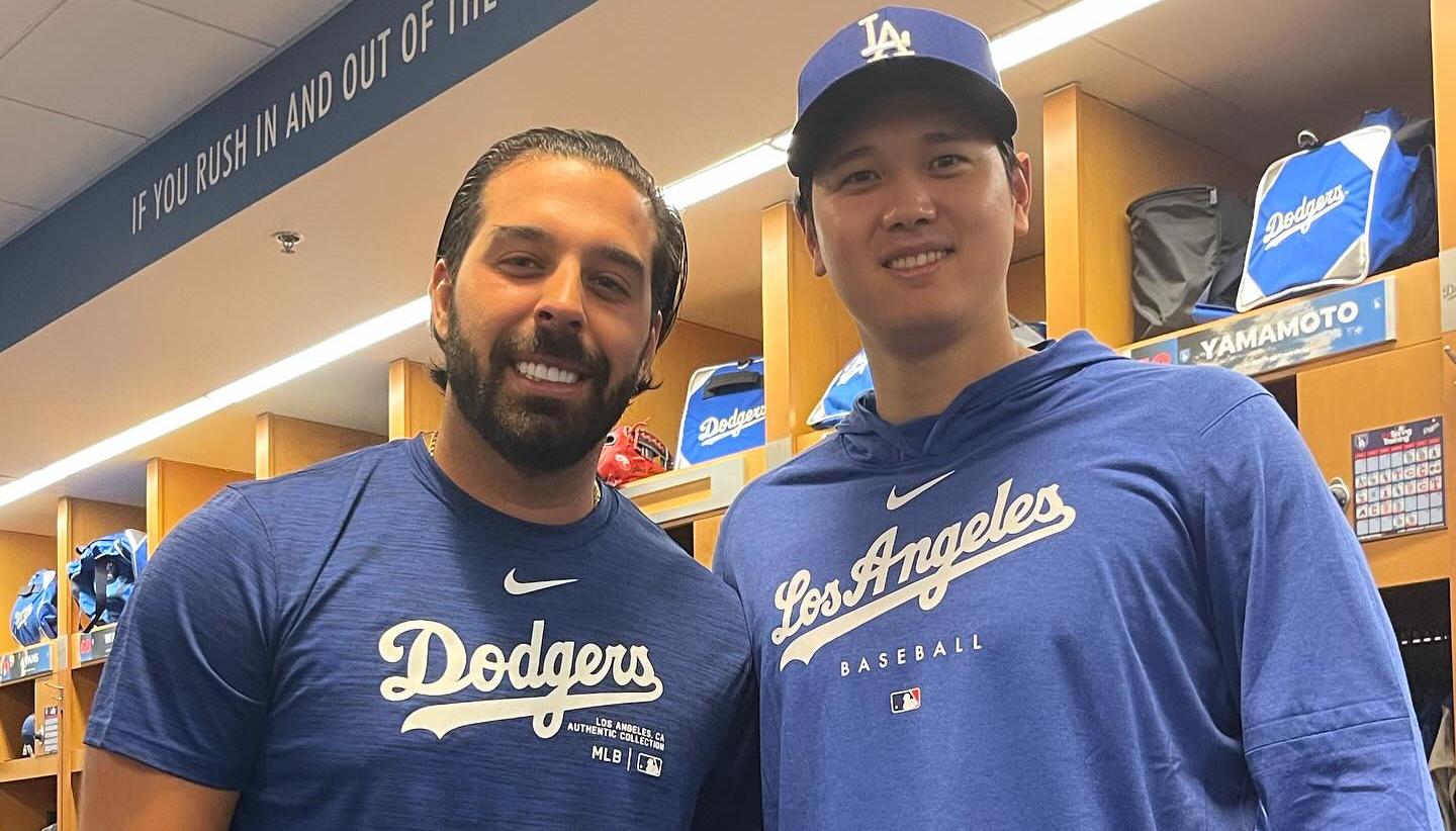Nabil Crismatt con el japonés Shohei Ohtani, máxima figura de los Dodgers.