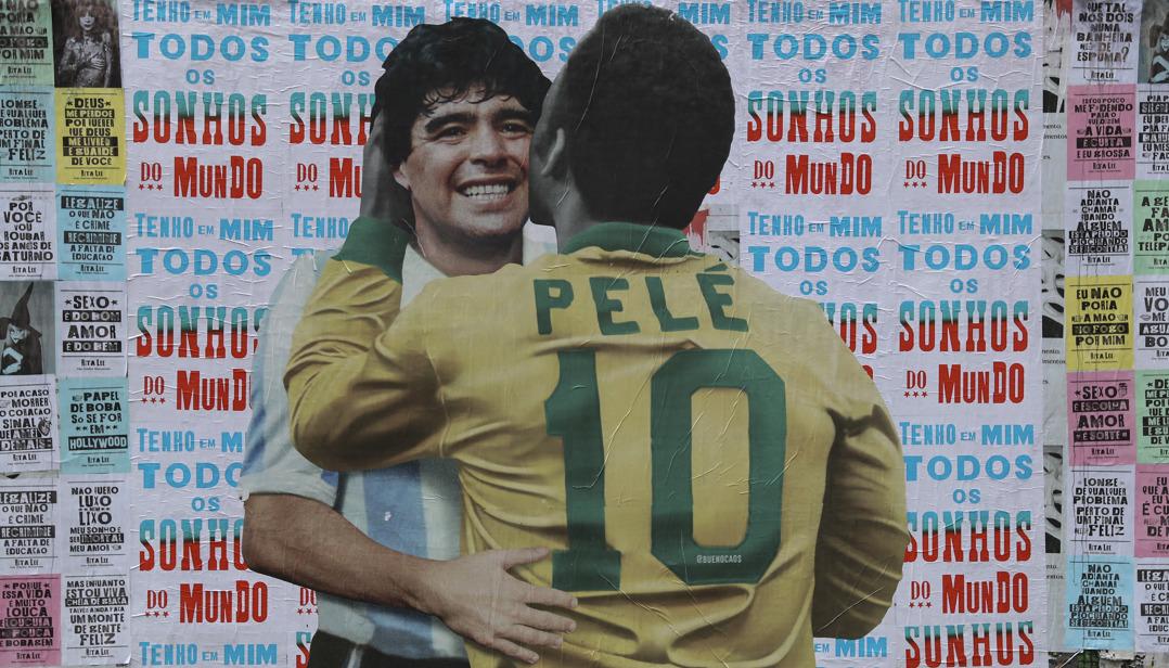 Diego Maradona y Pelé en un mural en la Avenida Paulista de Sao Paulo.