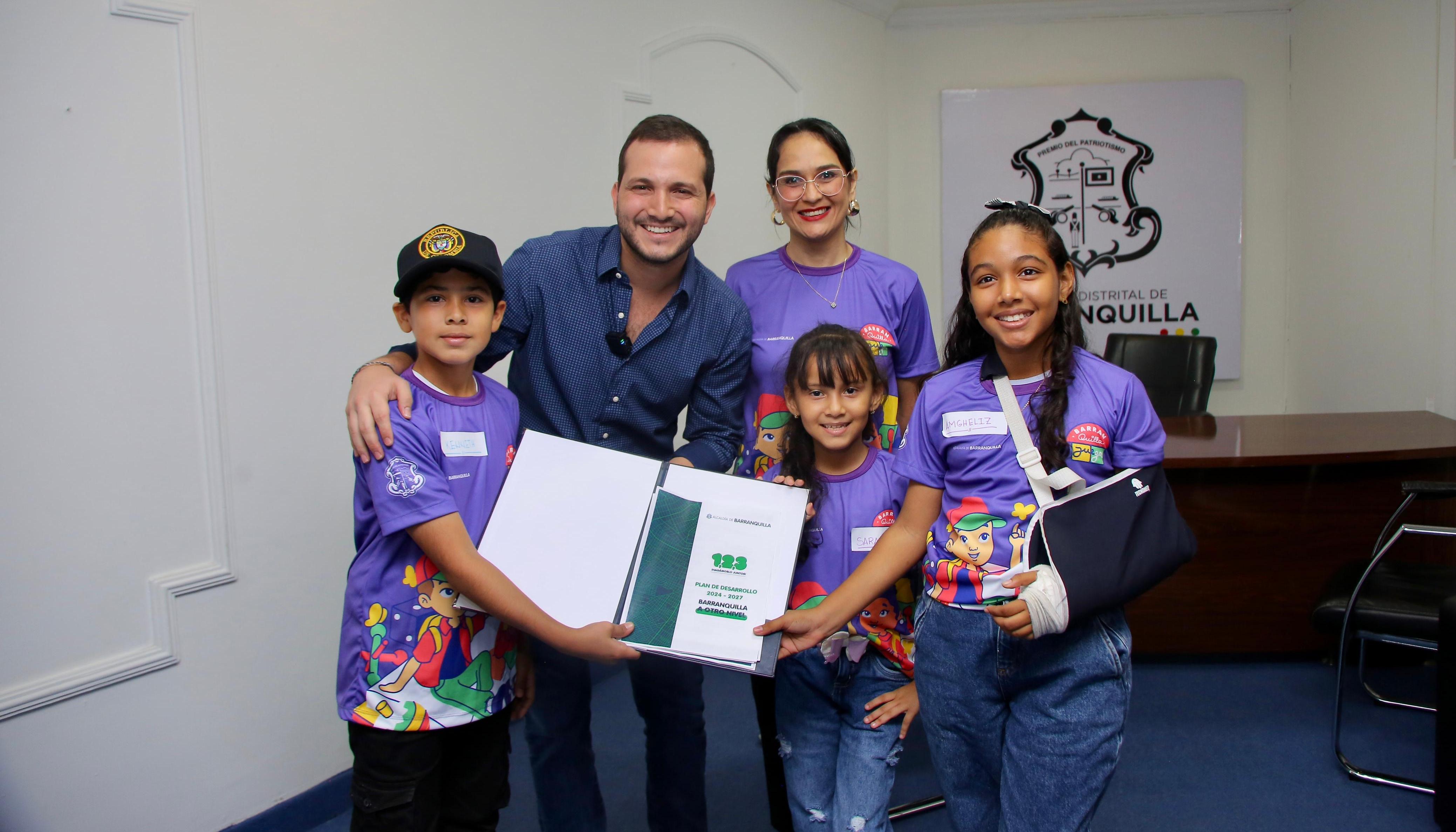 Presidente del Concejo de Barranquilla junto a niños.