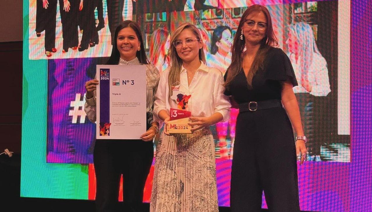Lina Márquez, gerente de Gestión Humana de Triple A, recibió la distinción a nombre de la compañia