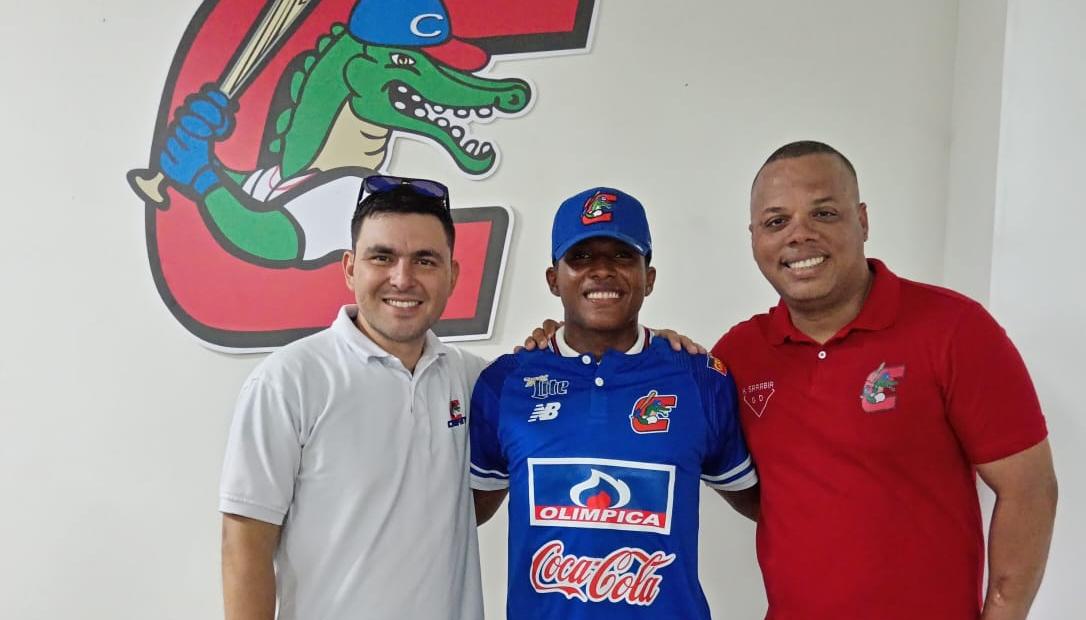 Tiago Racero en compañía de Juan José Rojas y Hamilton Sarabia, coordinador de operaciones y gerente deportivo de los Caimanes, respectivamente.