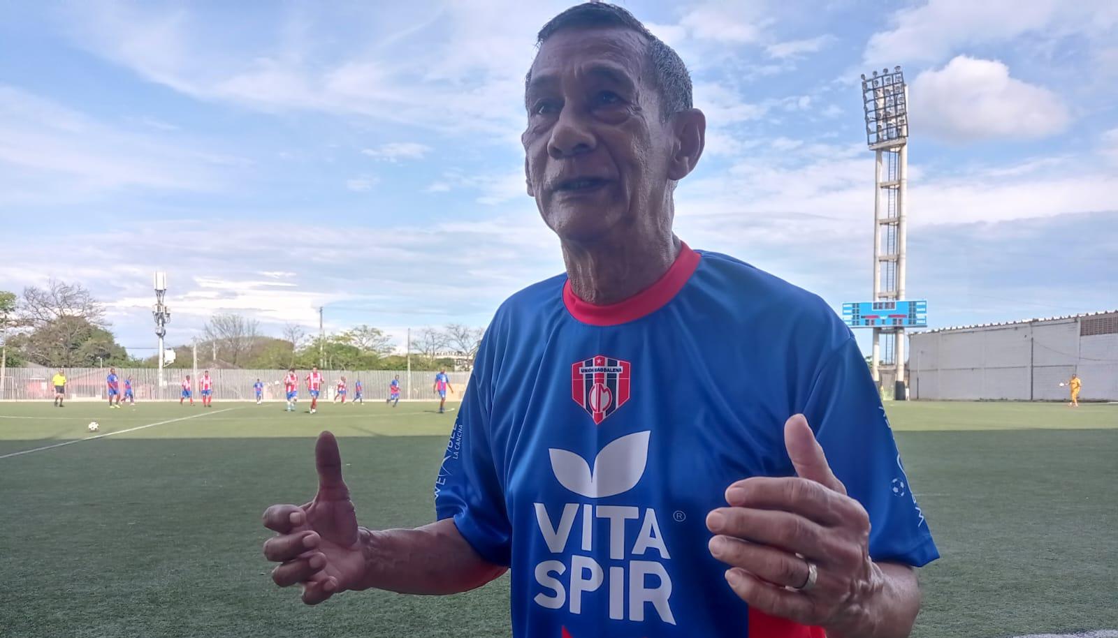 Con 75 años, Raúl Peñaranda todavía se juega sus partidos en Santa Marta. 