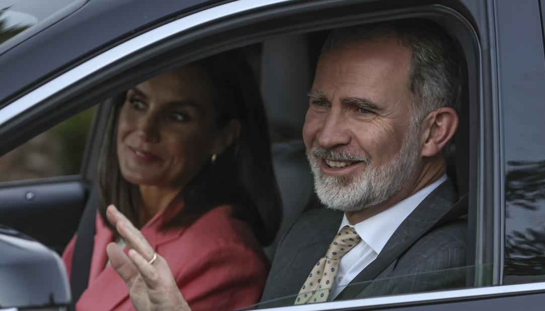 Los reyes Felipe VI y Letizia saludan tras visitar a la reina Sofía.