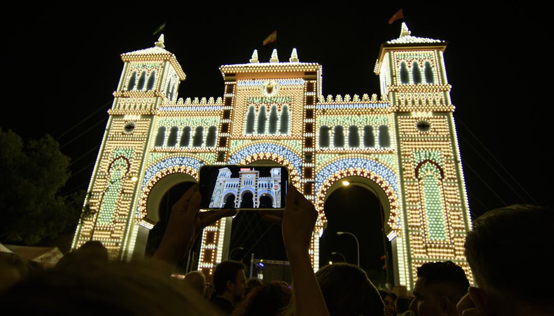 Alumbrado de la portada del Real de la Feria de Abril de Sevilla.