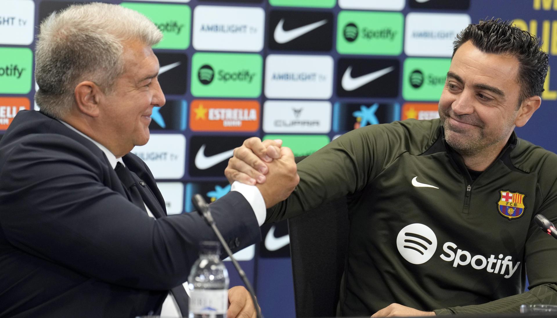 El saludo de Joan Laporta y Xavi Hernández en la rueda de prensa. 