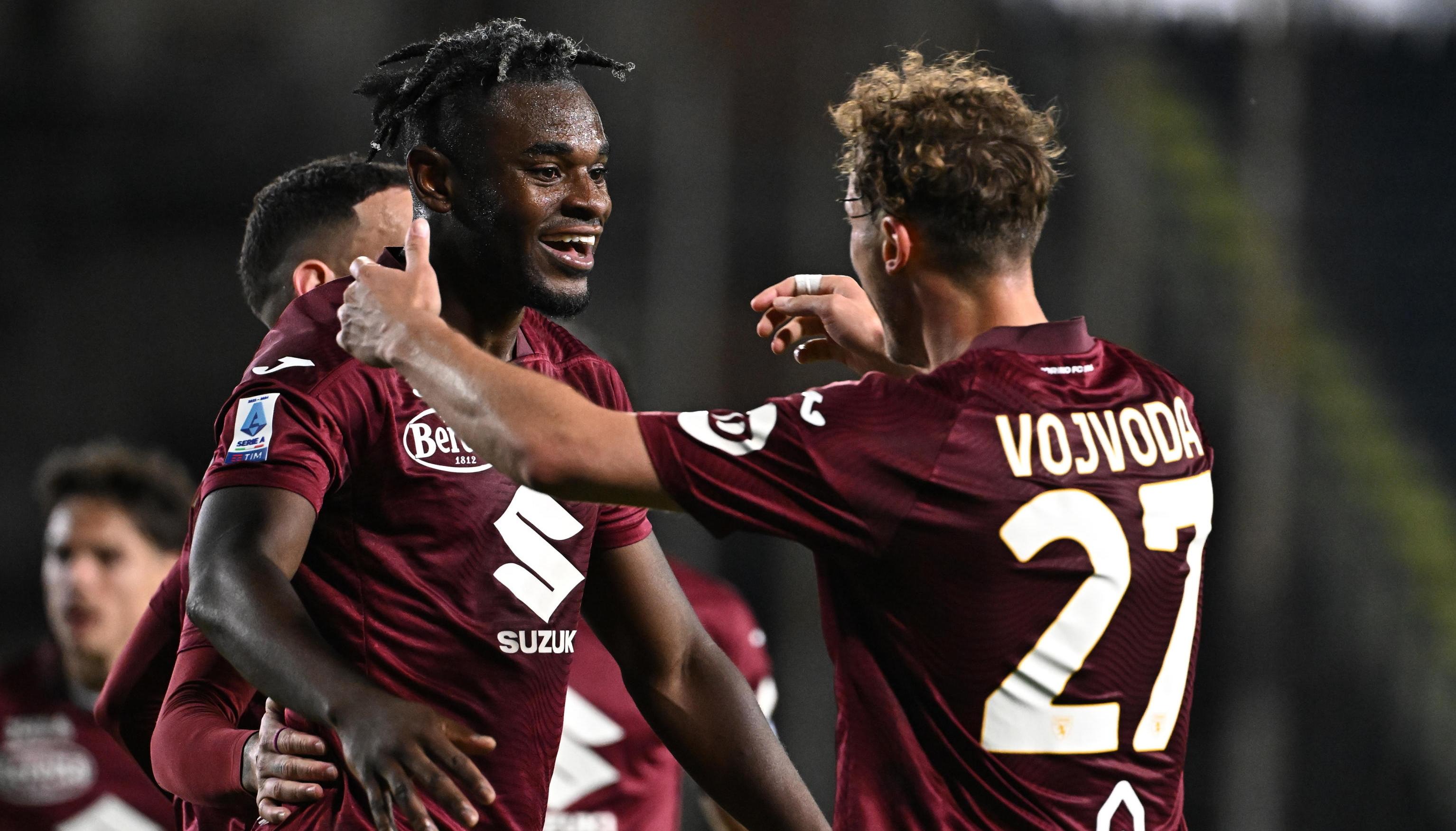 Duván Zapata celebra uno de sus goles contra el Empoli. 