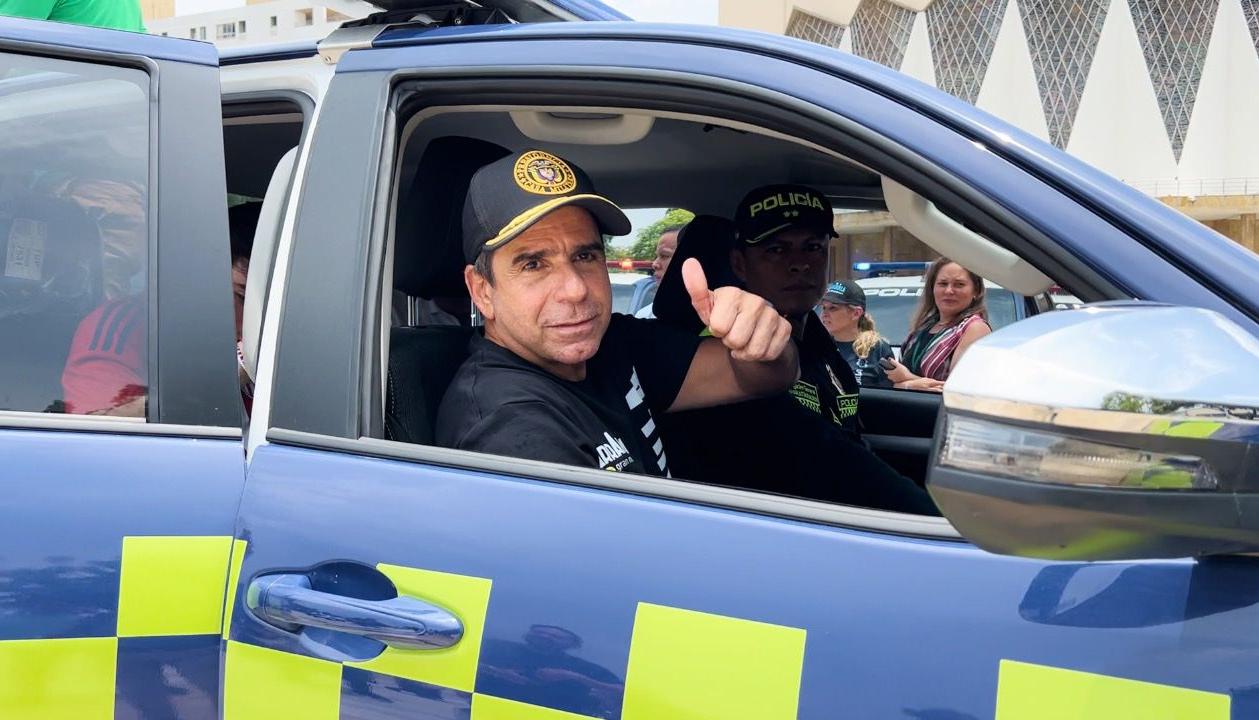 Alcalde Alejandro Char en una de las 40 camionetas.