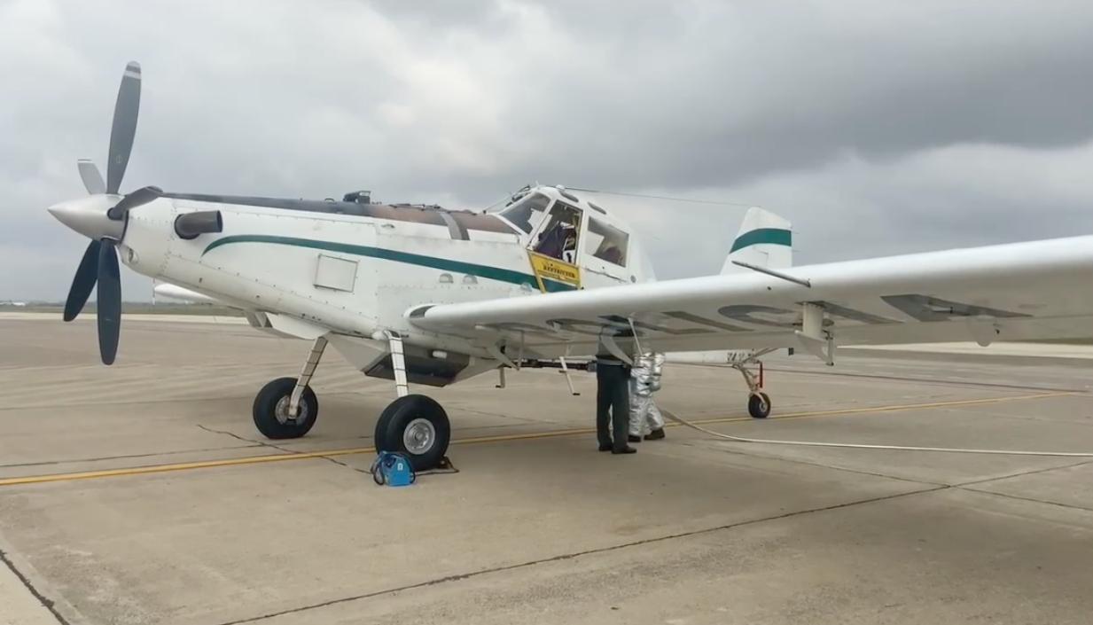 Avioneta de la Policía para combatir el incendio en el Parque Isla Salamanca. 