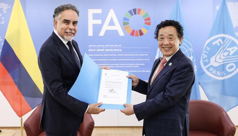 Armando Benedetti y el director general de la FAO, QU Dongyu.