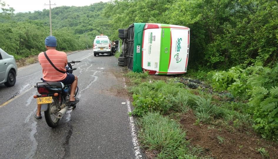 Bus accidentado en la vía a Tubará. 