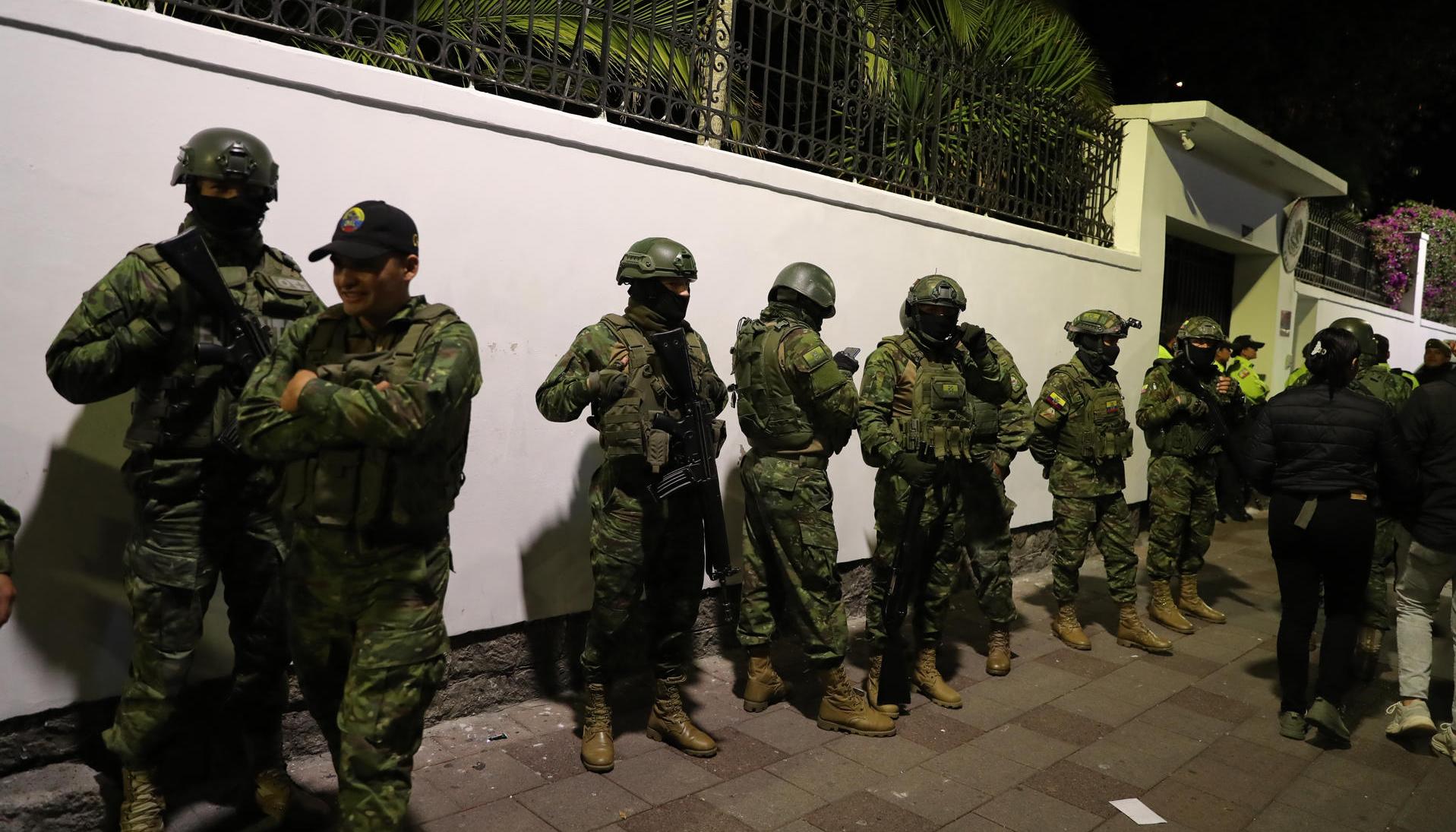 Cuerpo élite de la Policía ecuatoriana irrumpiendo en la Embajada de México.