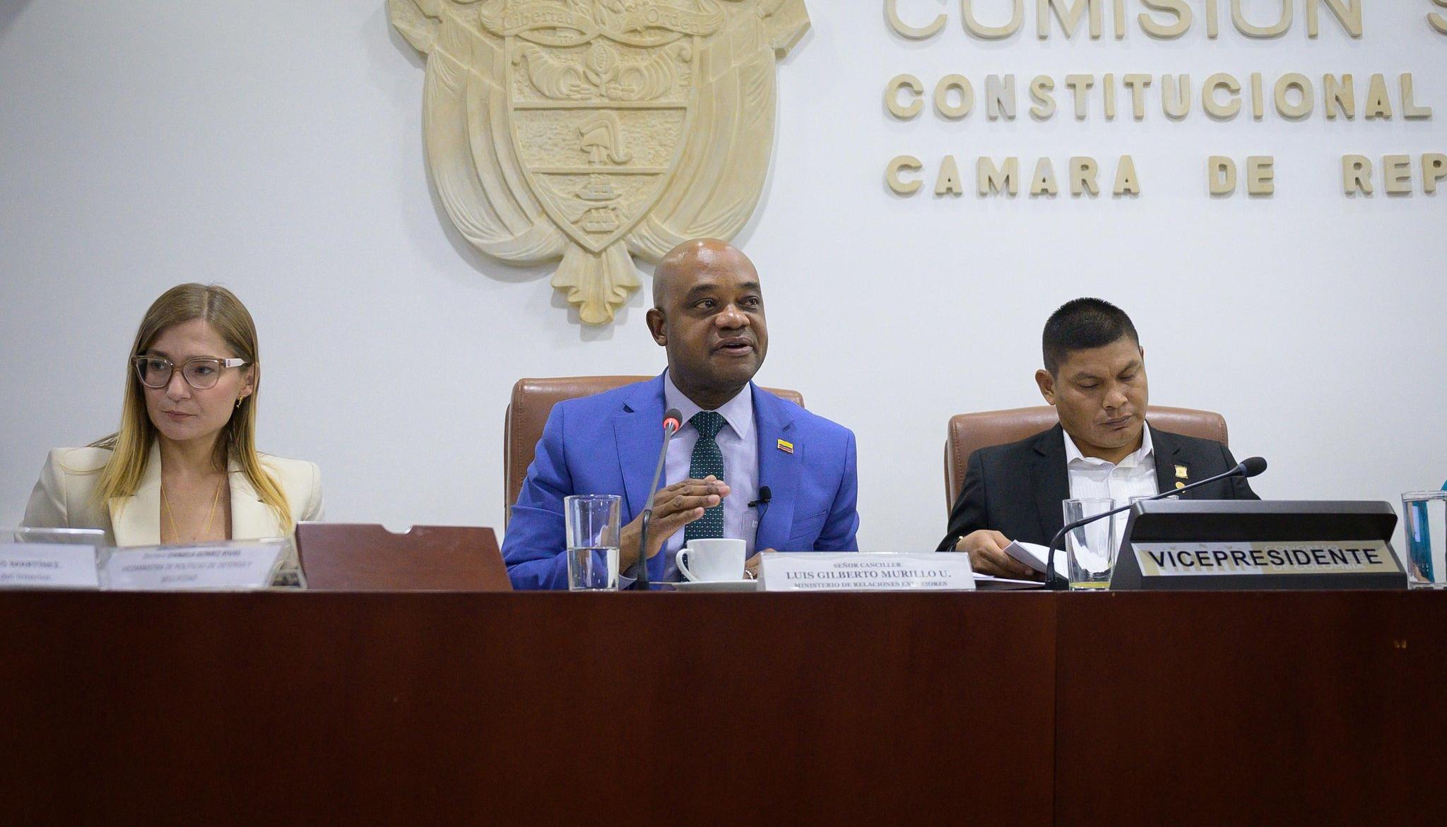 El canciller Luis Gilberto Murillo (centro) se reunirá con el subsecretario de Estado de Administración y Recursos de EE.UU., Richard Verma.