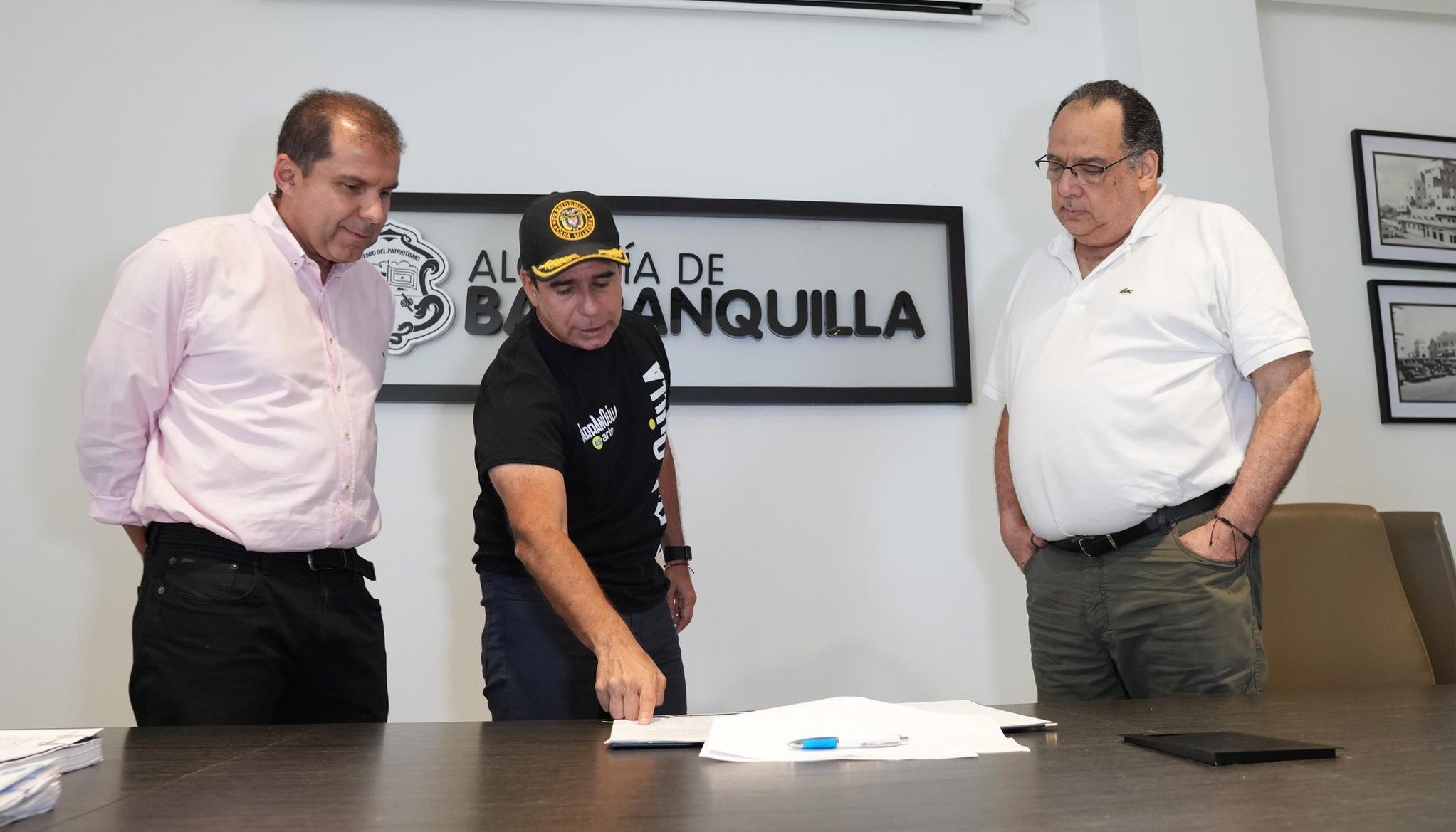 El Alcalde Alex Char en la firma de asignación de subsidios.