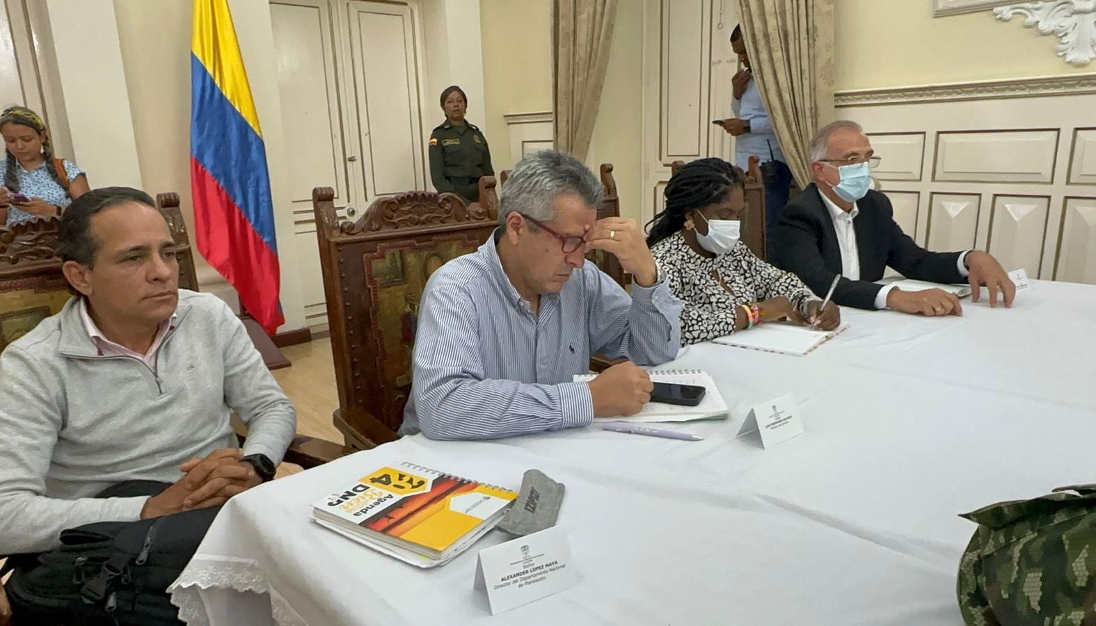 Los ministros de Defensa y del Inteior junto a la Vicepresidenta durante el Consejo de Seguridad en Popayán. 