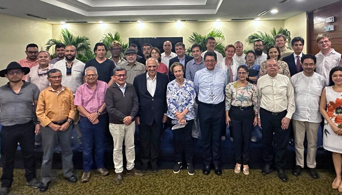 Delegaciones de paz del Gobierno y el ELN.