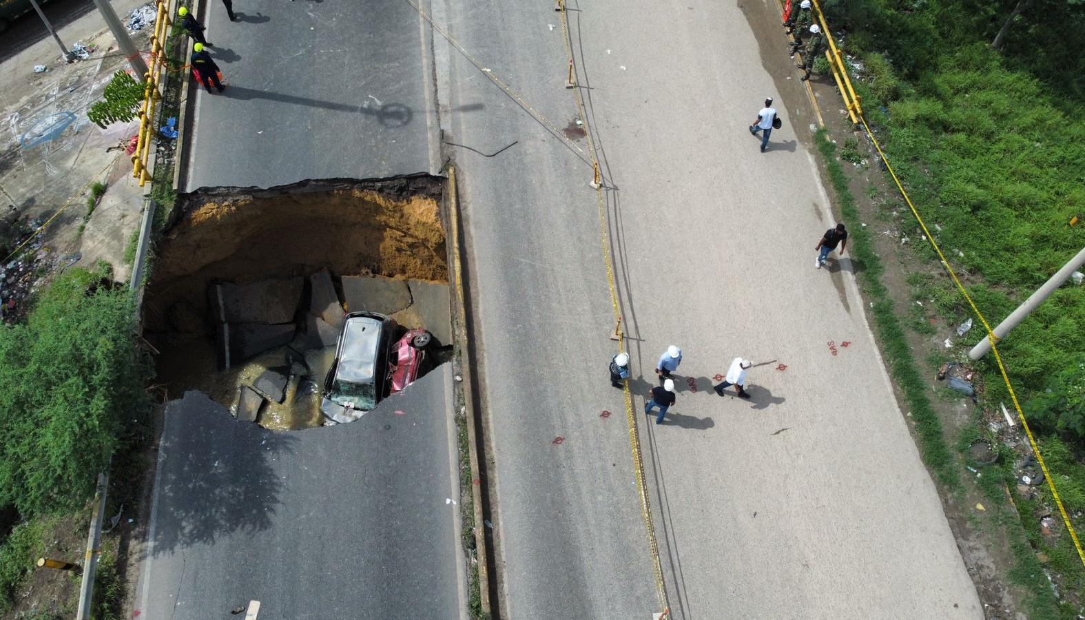 El gigante cráter en el puente de la calle 30