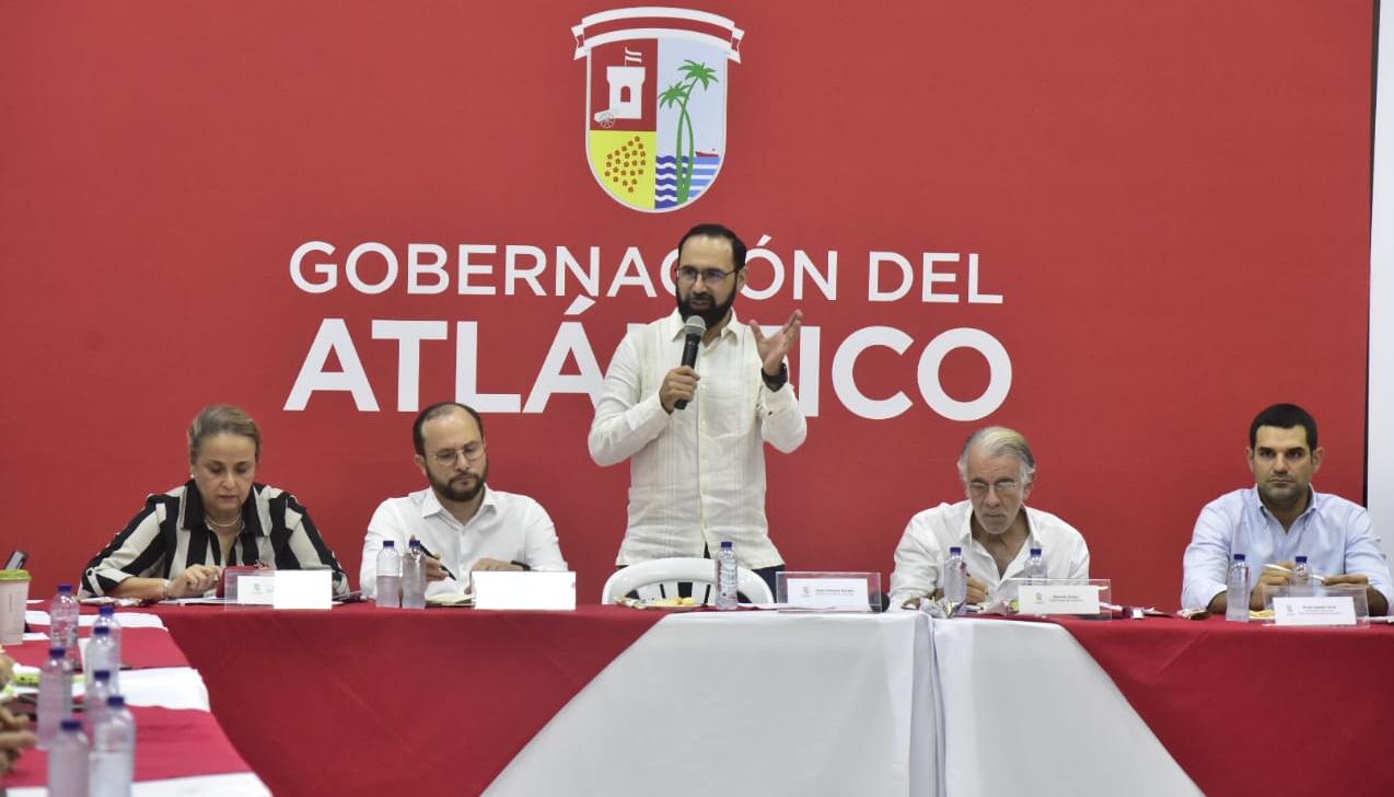 El Ministro de Minas, Andrés Camacho, interviene durante la reunión con líderes de la región.