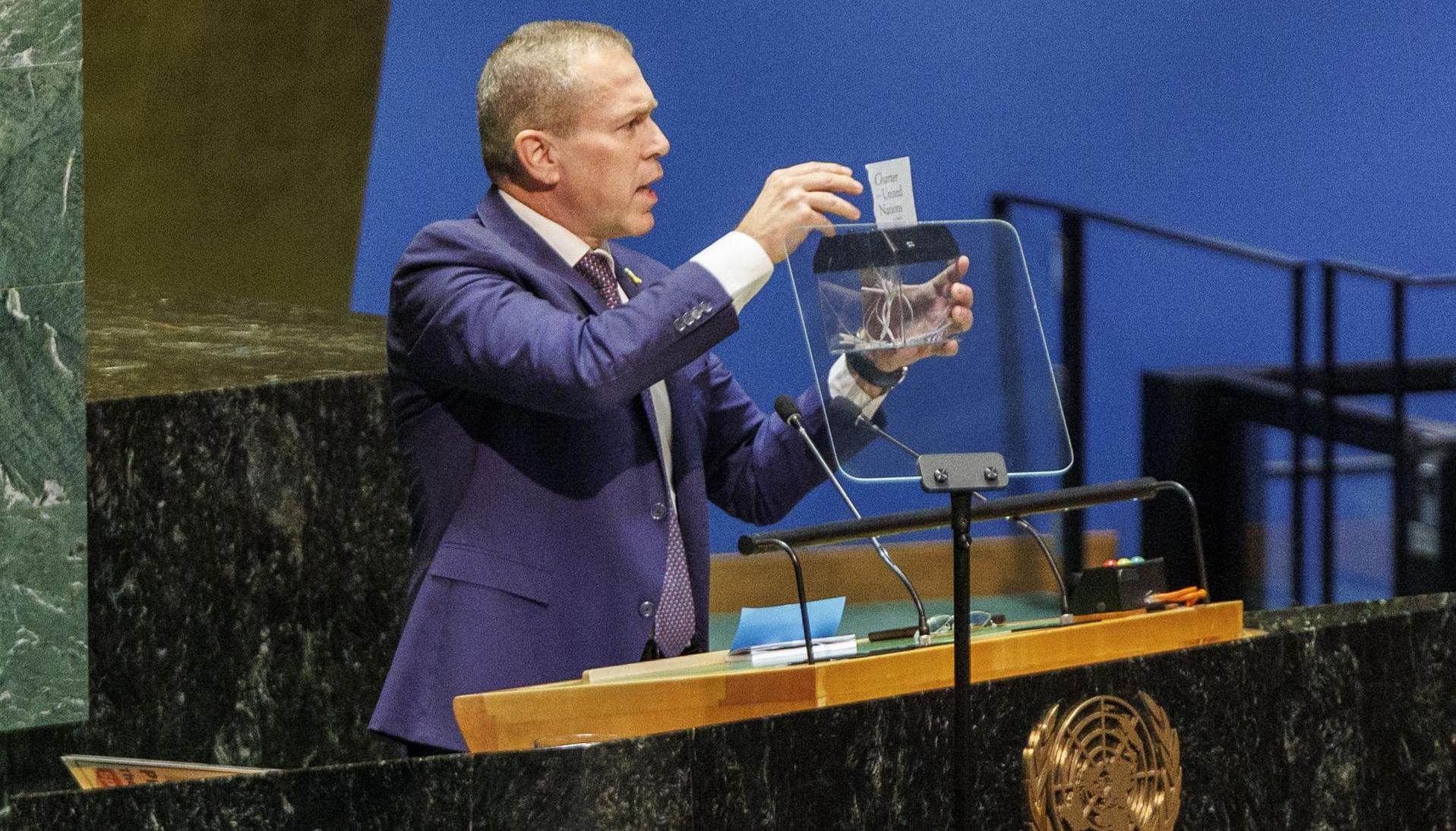 El embajador de Israel ante la ONU, Gilad Erdan, destruye la carta fundacional de la ONU.