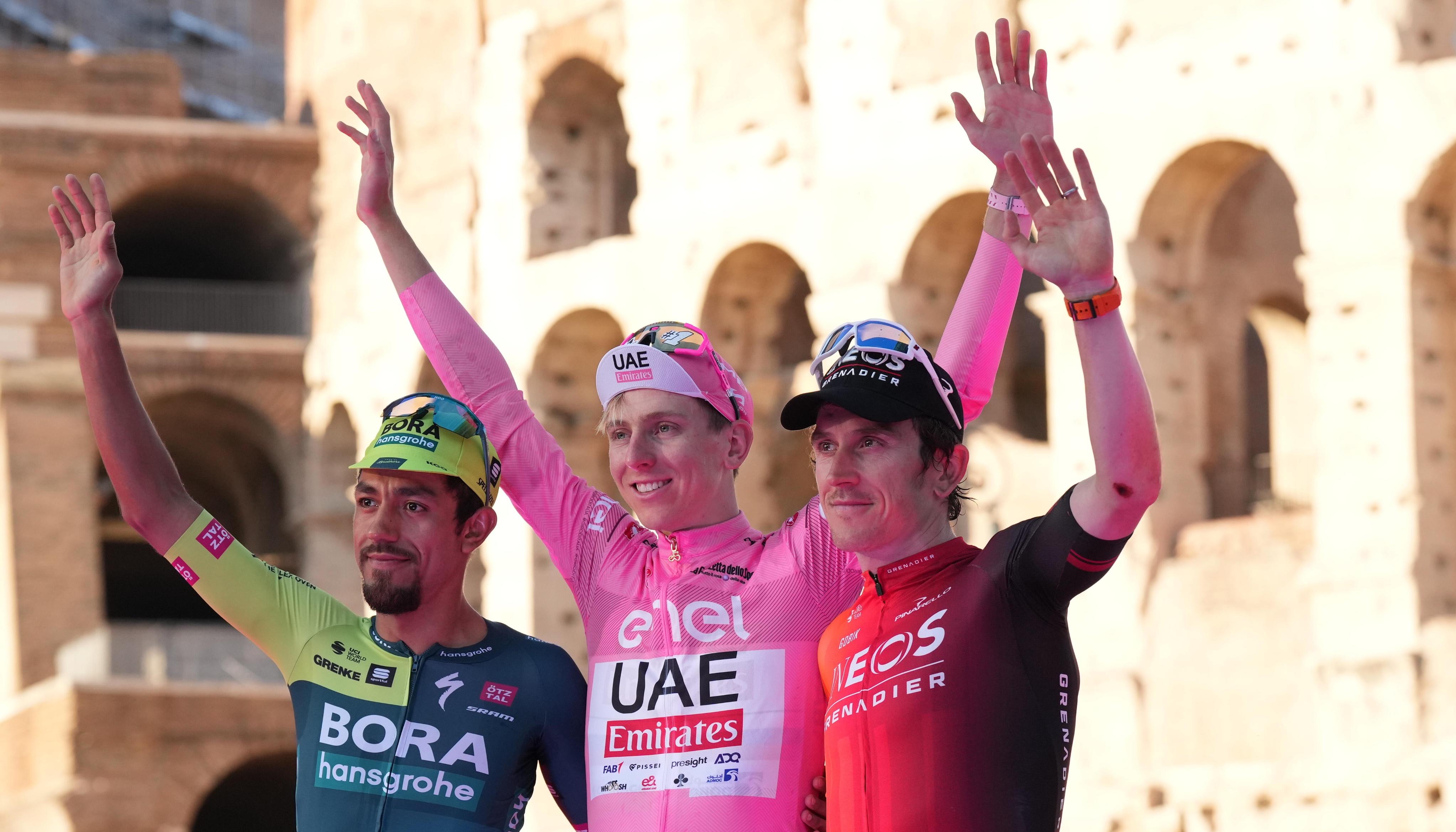 Daniel Felipe Martínez en el podio con el campeón, Tadej Pogacar, y el tercero, Geraint Thomas.