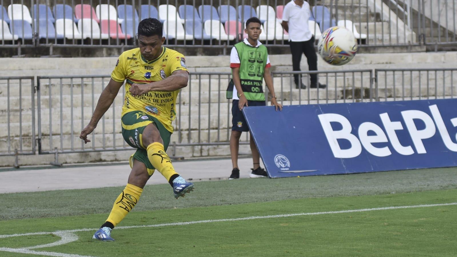Teófilo Gutiérrez cobra un tiro de esquina en el partido contra el Barranquilla FC. 