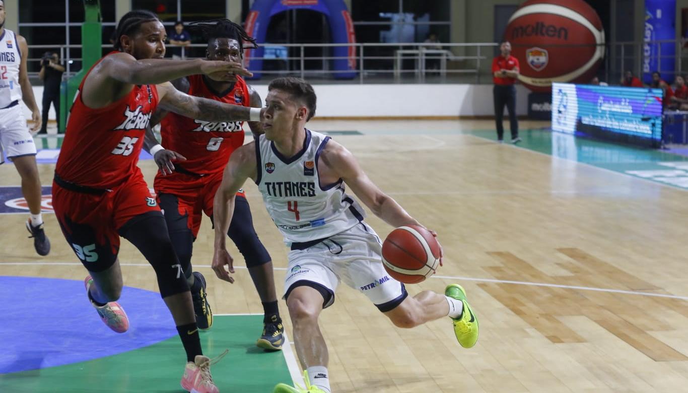 Hansel Atencia, en su debut con Titanes, facturó 14 puntos. 