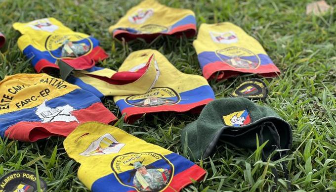 Indumentaria de las disidencias incautados en los operativos en el Cauca. 