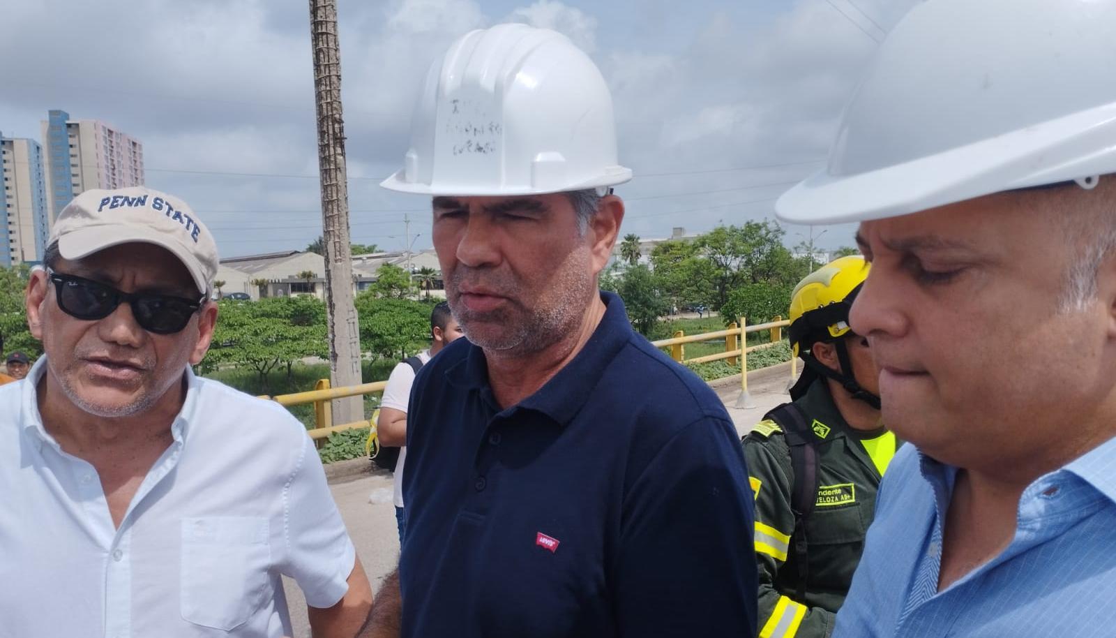 Expertos de la Sociedad de los Ingenieros del Atlántico, en la inspección del puente de la calle 30.