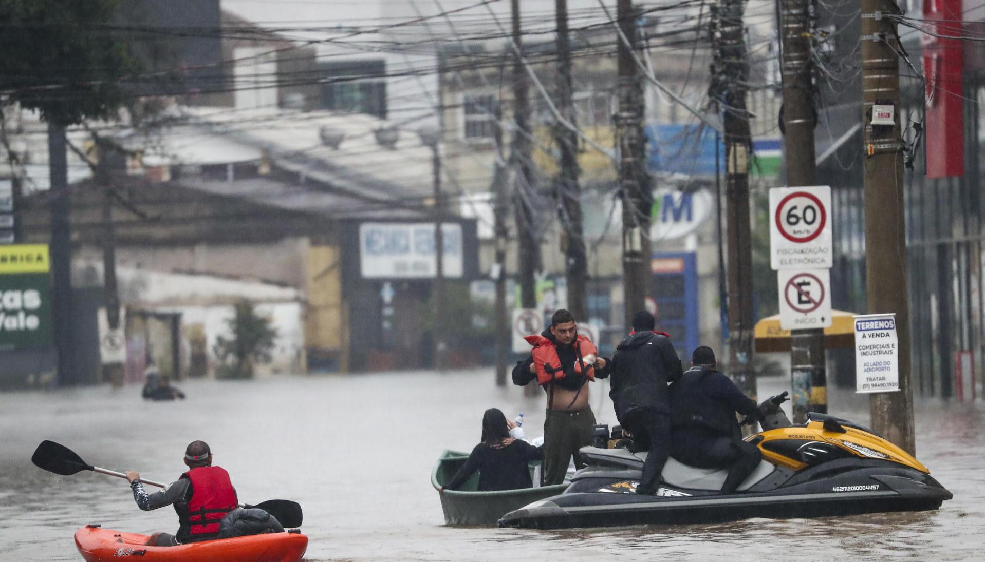 Equipos de rescates en medio de las inundaciones. 