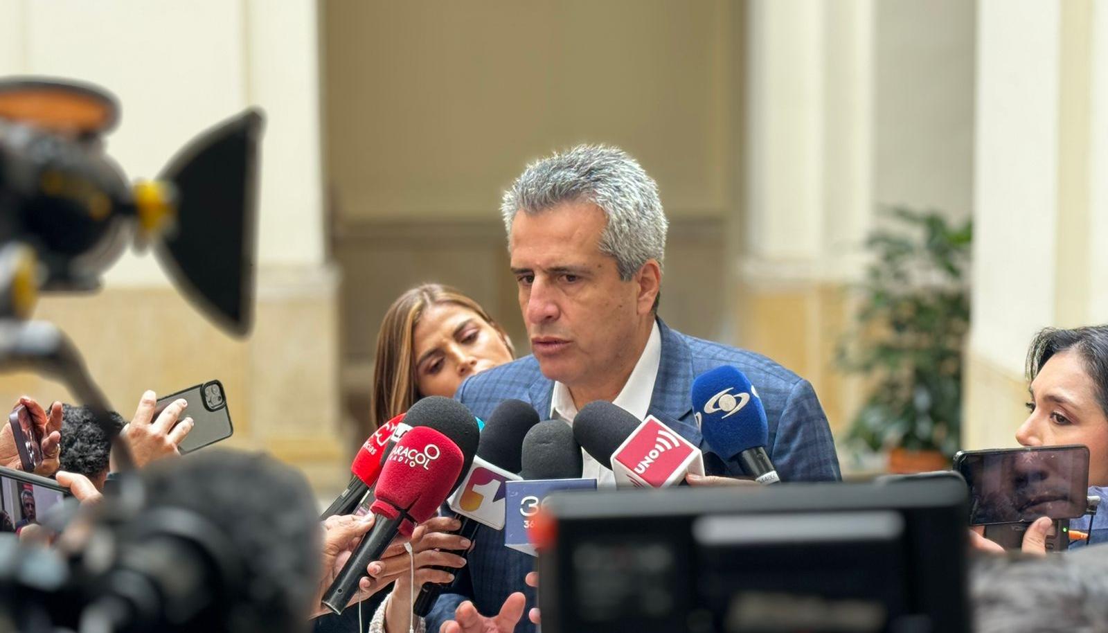 El ministerio del Interior, Luis Fernando Velasco.