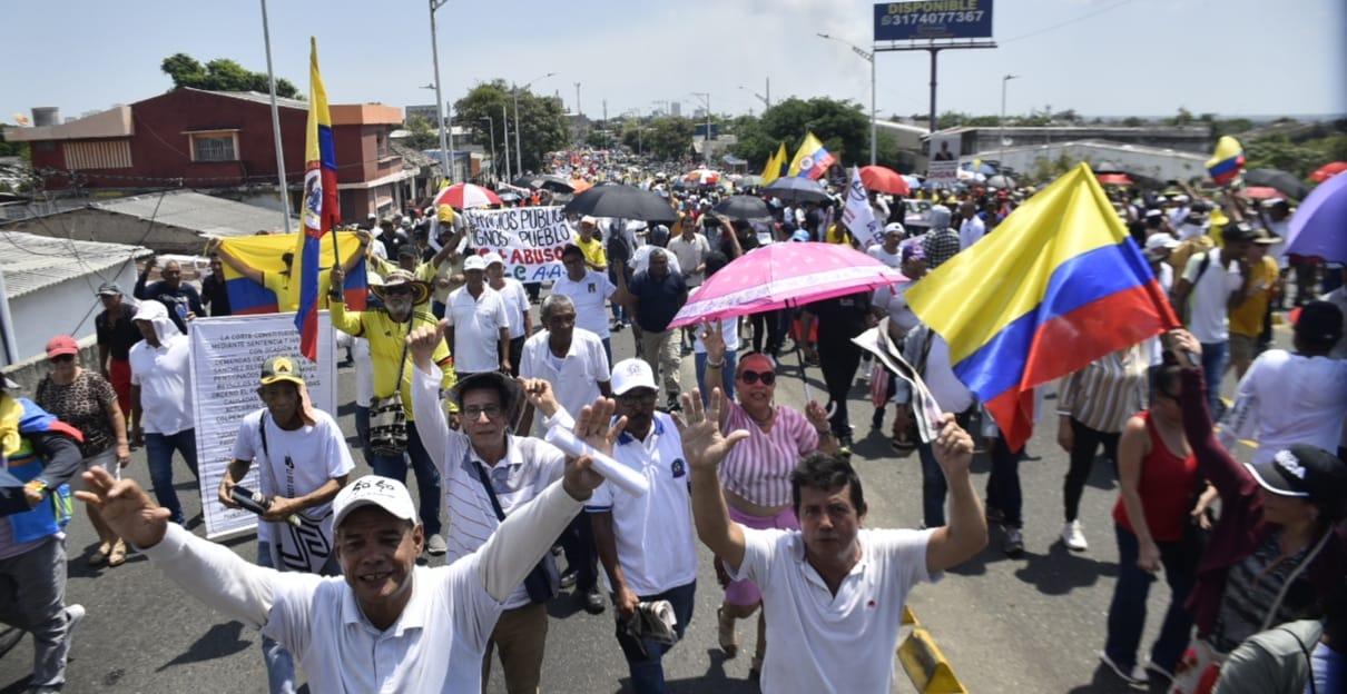 La marcha culmina en la cancha de fútbol del barrio La Magdalena.
