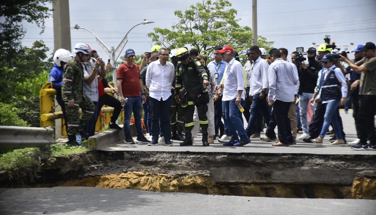 El ministro de Transporte, William Camargo, en el lugar de los hechos.