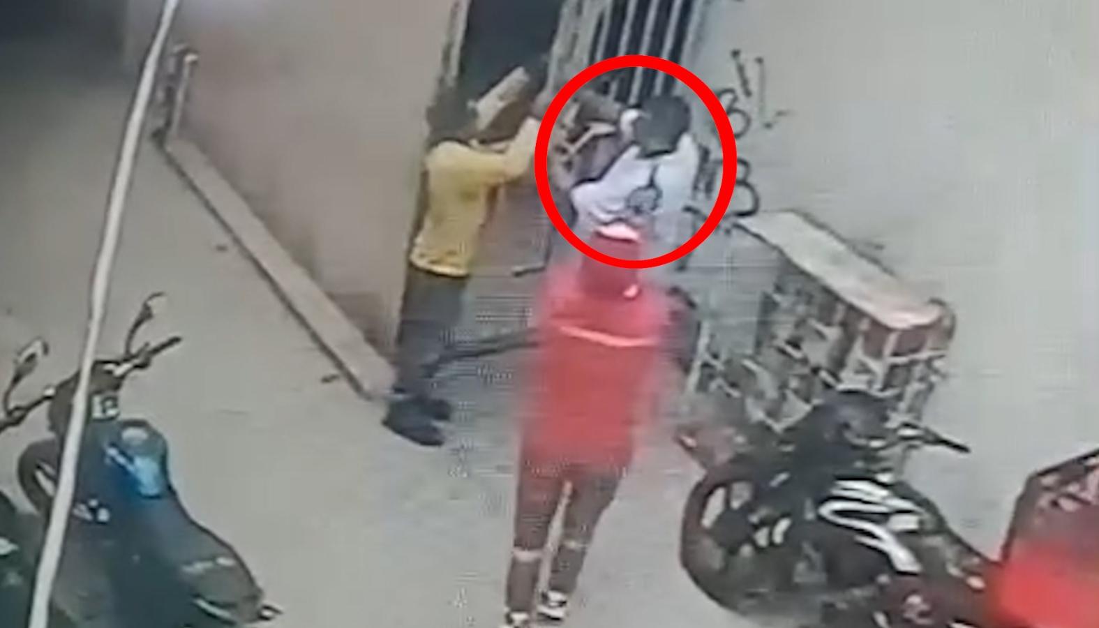 Momento del ataque al 'Chino Anaya' en Las Gardenias. 