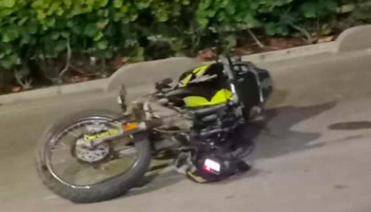 Motociclista muere al chocar contra poste de energía