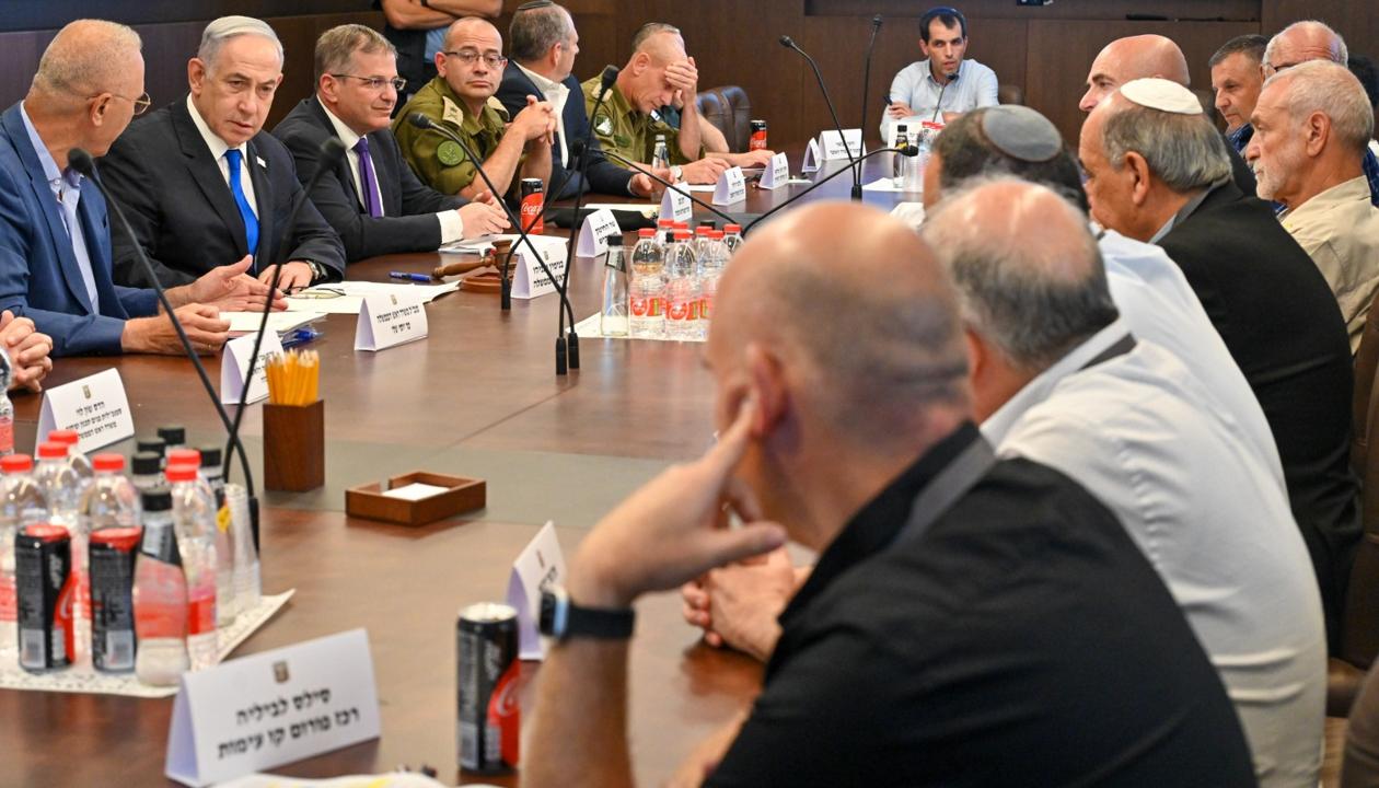 Benjamín Netanyahu dirigiendo una reunión.