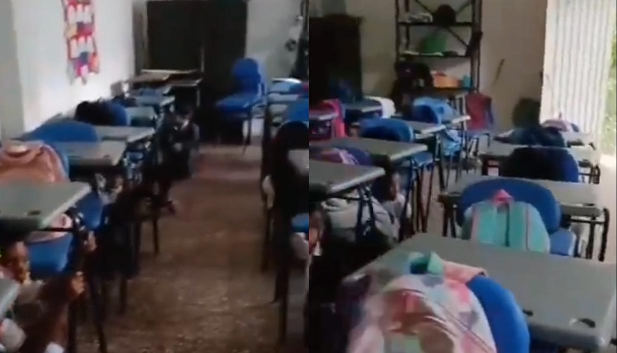 Los niños se resguardan debajo de sus pupitres. 