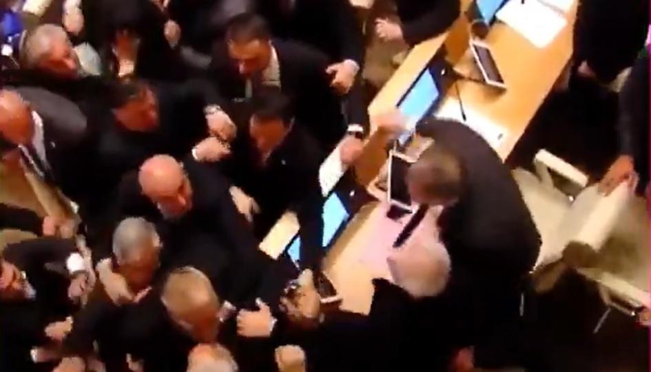 Momentos en que los legisladores se fueron a los puños. 