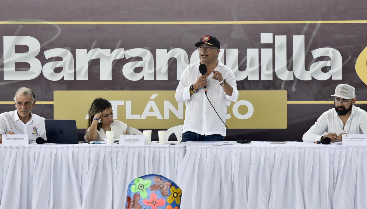 El gobernador Eduardo Verano; la directora del Dapre, Laura Sarabia; el Presidente Petro, y el ministro de Minas, Andrés Camacho.