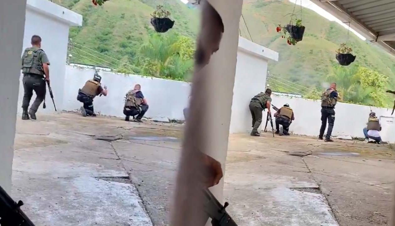 Policías se defienden del hostigamiento de las disidencias. 